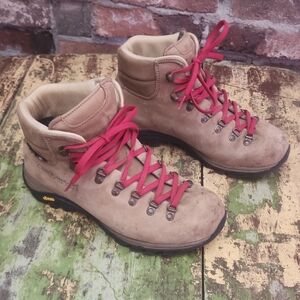 Comfy Women's Lace-Up Boots in Brown with Red Laces